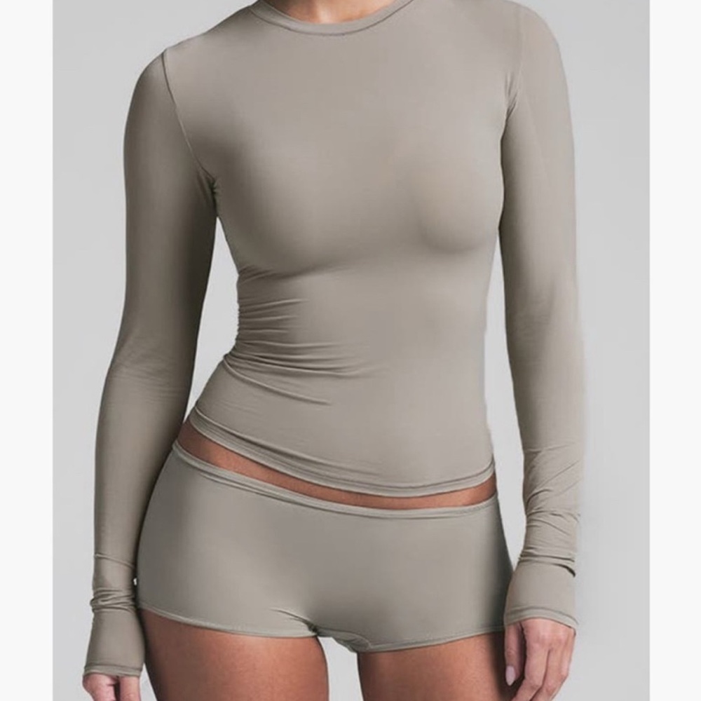 SKIMS Long Sleeve fits everybody top